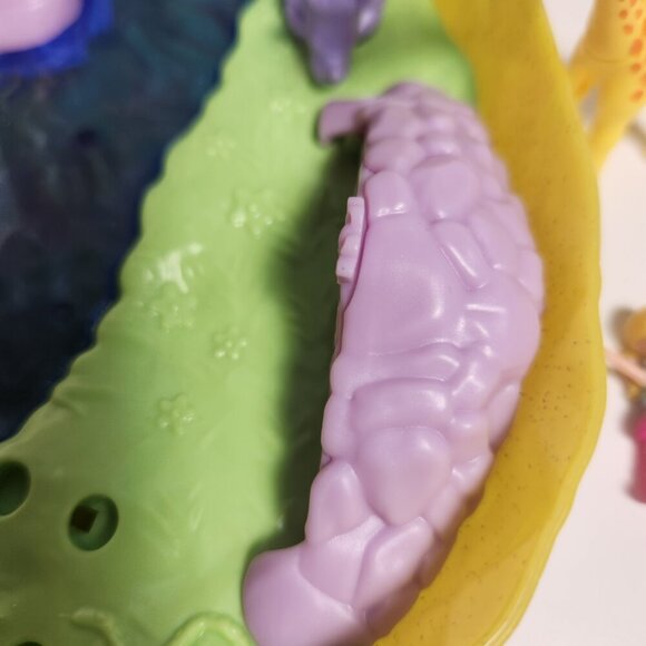 Polly Pocket Tropicool Pineapple Wearable Purse Compact Toy Playset 2019 Mattel - Picture 3 of 15